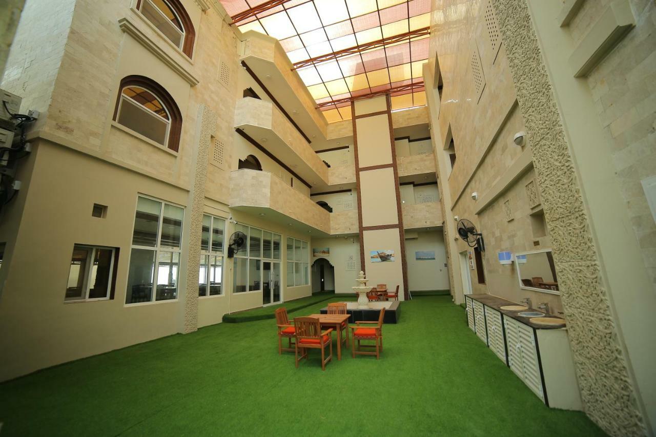 Sur Bandar Al Ayjah Hotel Apartments Exteriör bild